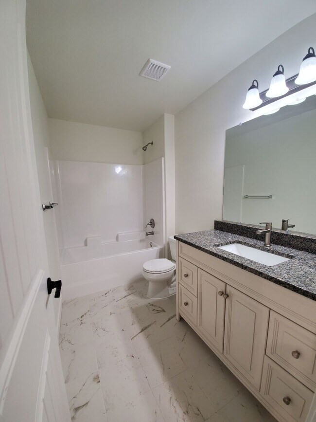 Building Photo - 1125 W Ivy Ave Unit B Rental