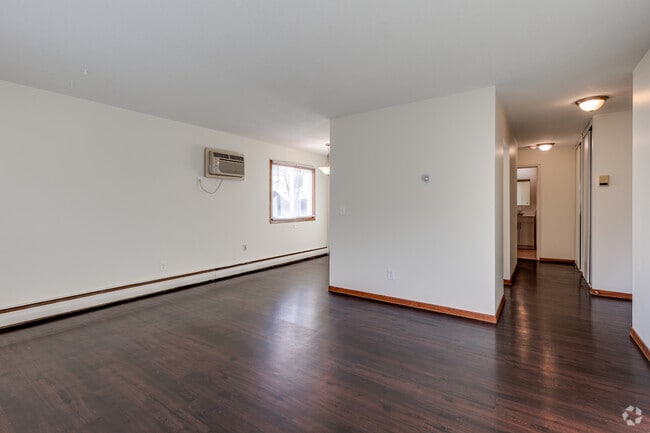 1BR, 1BA - 700SF - Living Room