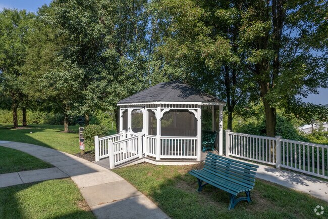 2BR, 1BA - 910SF