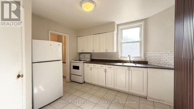 Photo - 359 Princess Ave