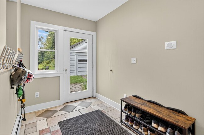 Building Photo - 204 Roat St