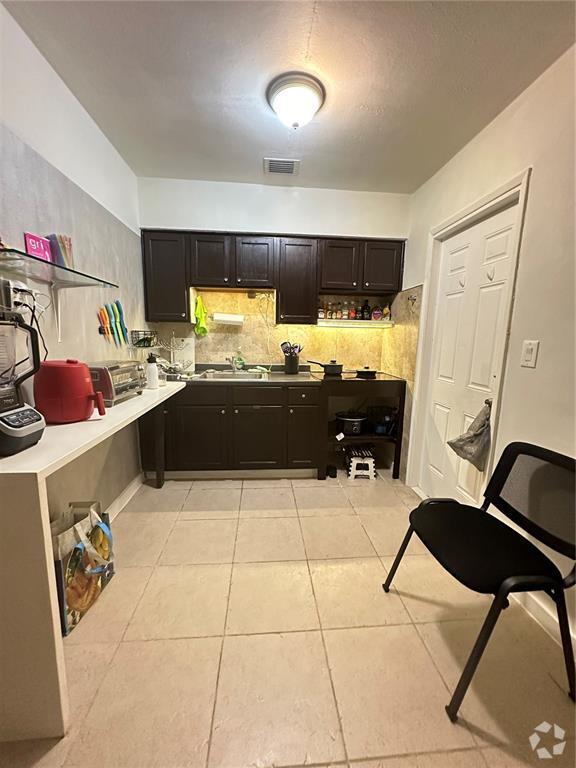 Building Photo - 809 NE 2nd St Unit 1-2 Rental