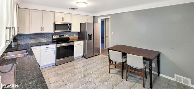 Photo - 890 Neff Rd