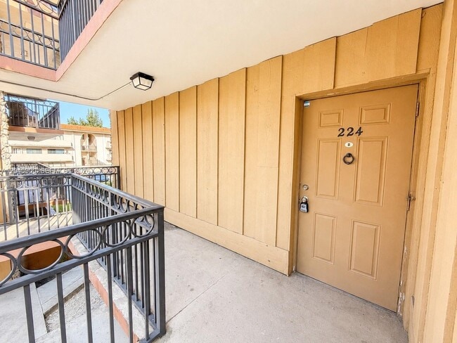 Building Photo - 4850 SW 63rd Terrace Unit 224
