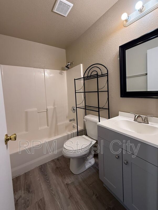 Photo - 1717 Oakshire Ln