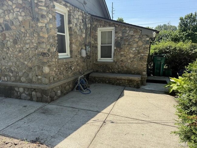 Photo - 5015 Sashabaw Rd