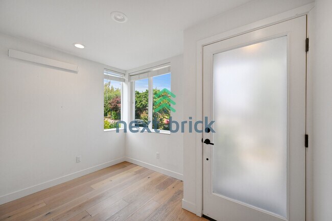 Photo - "Charming 2-Bed, 2-Bath Townhouse Retreat in Seattle – 1380 Sq Ft of Modern Comfort!"
