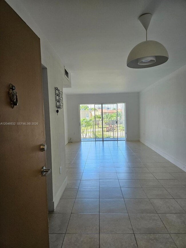Building Photo - 4900 NW 79th Ave Unit 206