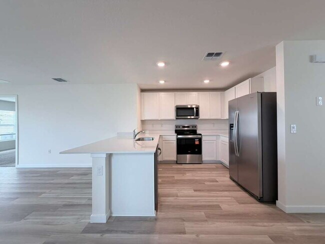 MOVE-IN SPECIAL 2 WEEKS FREE RENT!! NO APPLICATION FEES FOR APPROVED APPLICANTS**Beautiful Brand-...