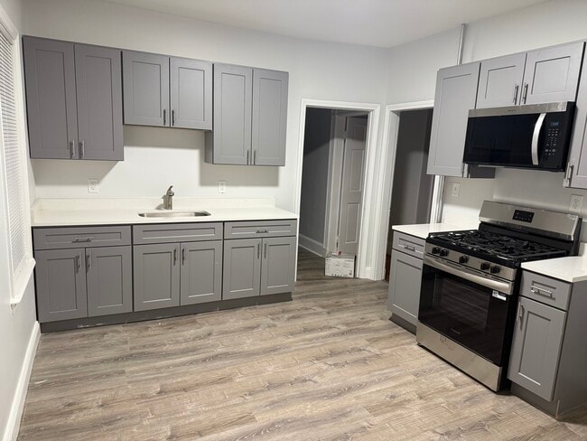 Building Photo - 10 Humphreys St Unit 2