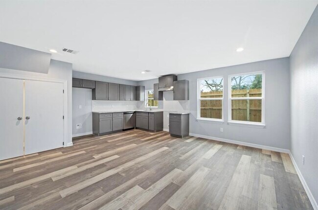 Photo - 6614 Haight St