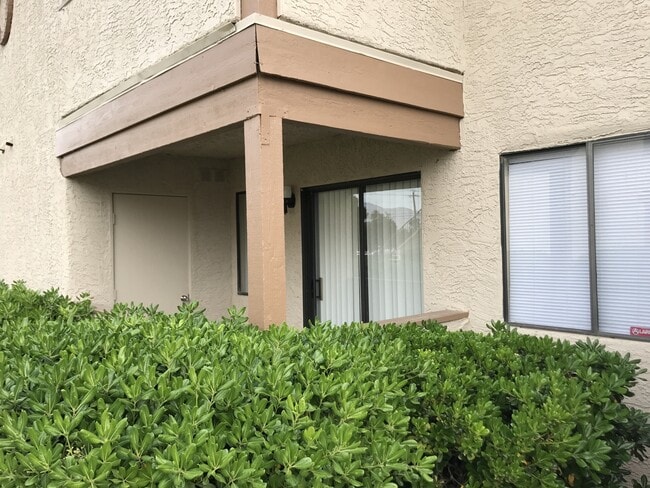 Building Photo - Downstairs Corner 2-Bedroom Condo in Centr... Unit 2