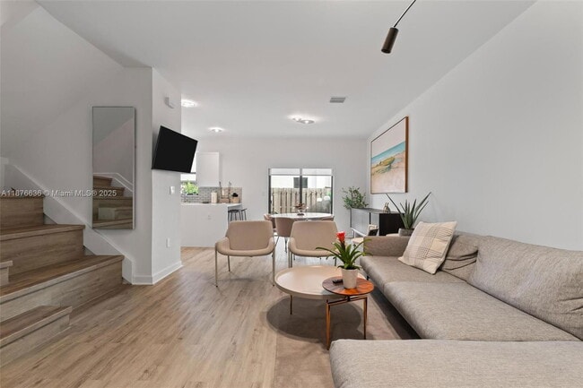 Photo - 403 NE 212th St