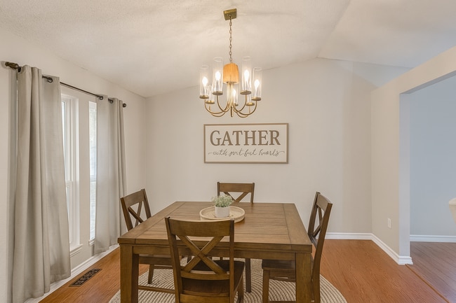 Photo - Beautiful 5 Bedroom Ranch Style Home in No...