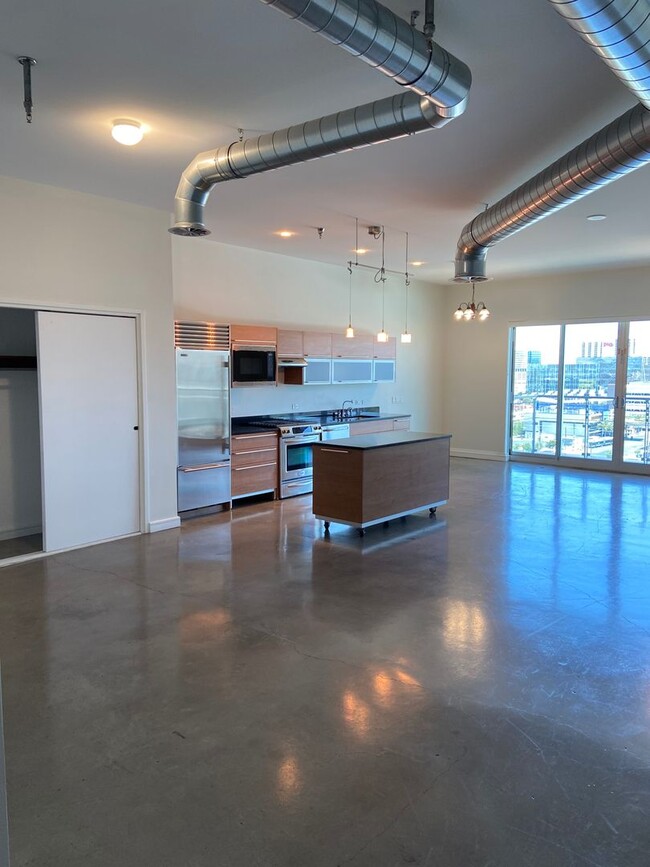 Stunning Luxury Loft in the Downtown Arts ... - Stunning Luxury Loft in the Downtown Arts ...