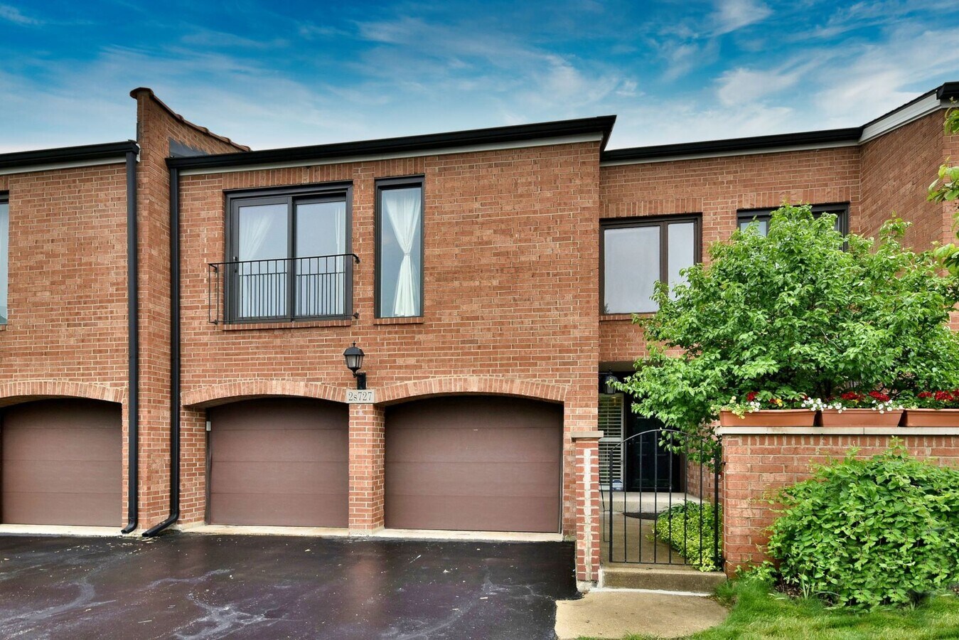 Photo - 2S726 Williamsburg Ct