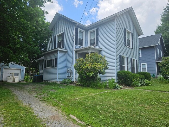 Kent 2 Bedroom 1 Bath Duplex - Kent 2 Bedroom 1 Bath Duplex House