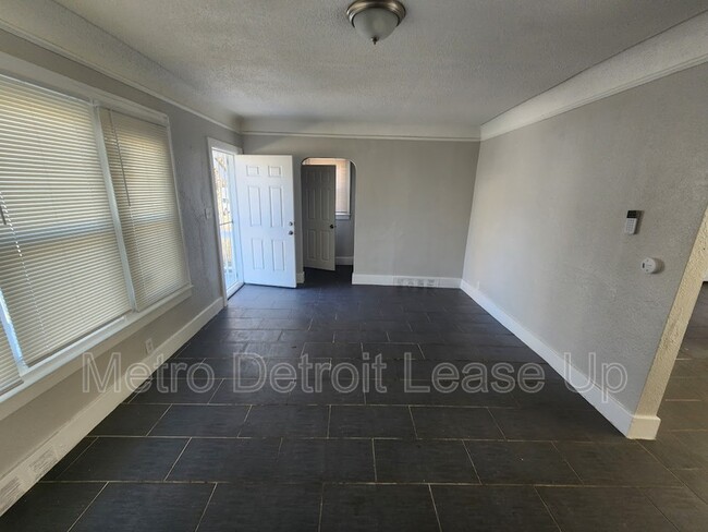 3651 Buckingham