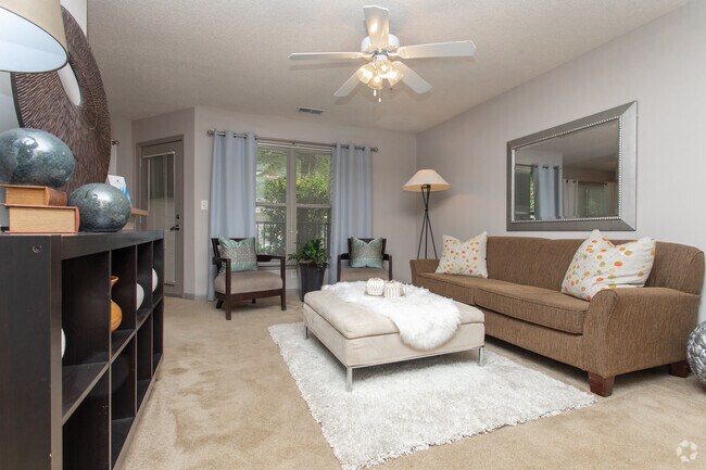 2BR, 1BA - 900SF