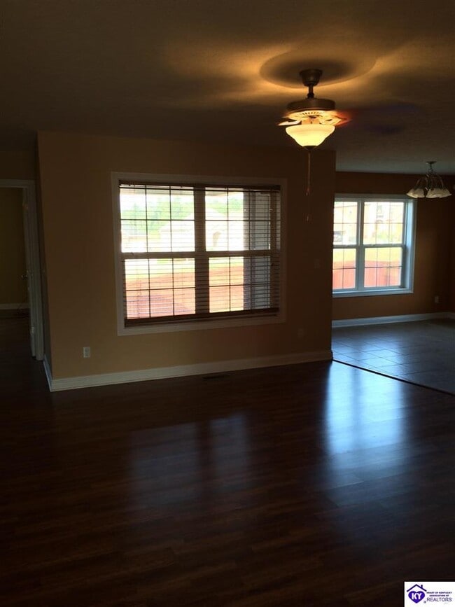 Photo - 913 Silktree Cir