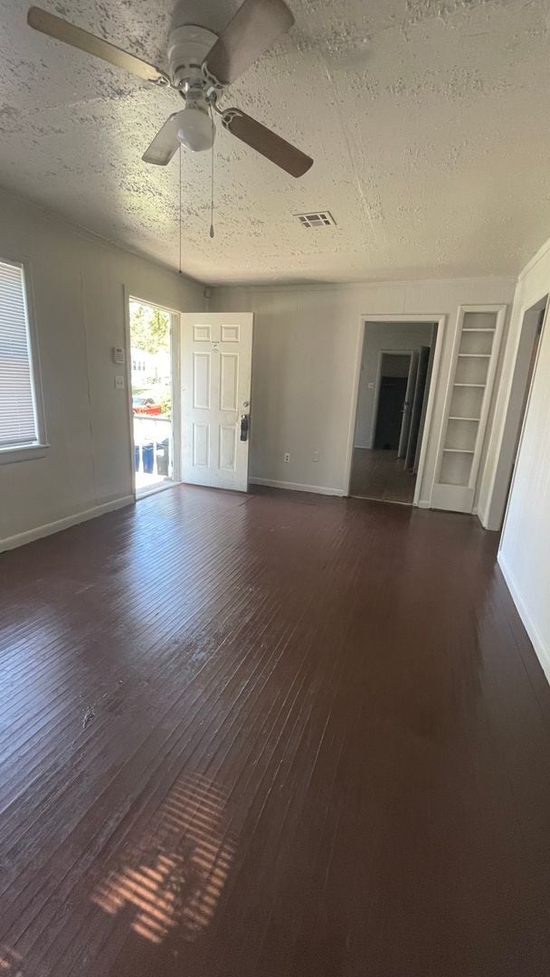 Photo - 3 bed 1 bath home with 1 car garage.  Move in Ready!