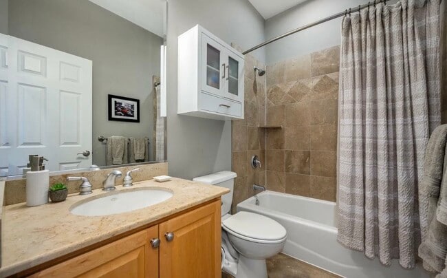 Photo - 1617 W Barry Ave Unit 2S