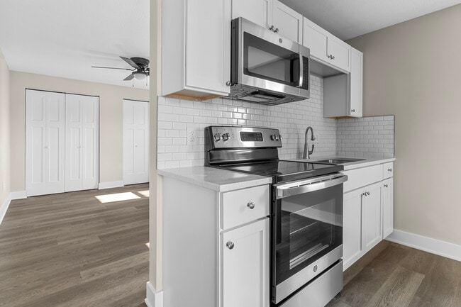 Photo - 703 E 106th St