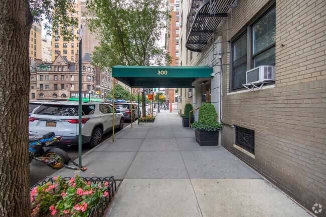 300 W 72nd St New York, NY 10023 - 300 W 72nd St