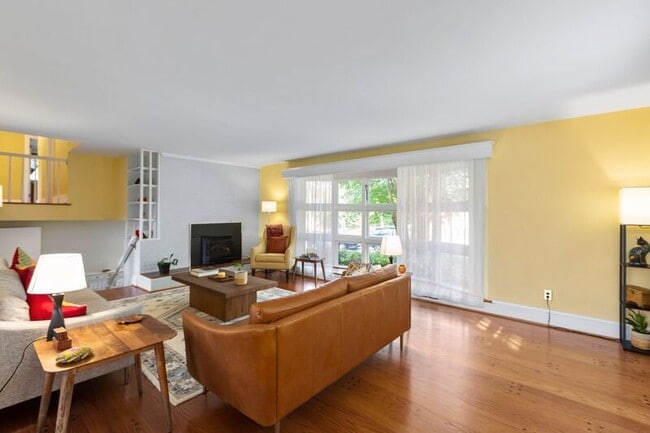 Photo - 1424 Brent St