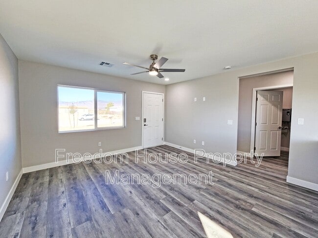 Photo - 561 Valiant Ave