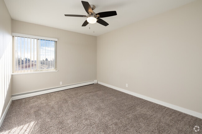2BR, 1BA - 650SF - Primary Bedroom - Chestnut Hills