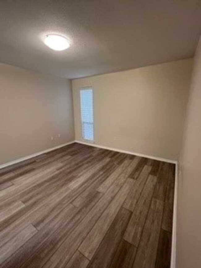 Photo - Condominium in Greenbrier. Available immediately! Conveniently located near the U of M. Newly ren...