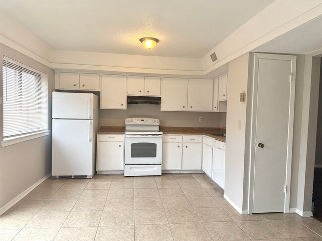 Building Photo - 6567 Poplar Woods Cir S Unit 5