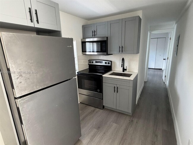 Building Photo - 628 SW 21st Ave Unit 2