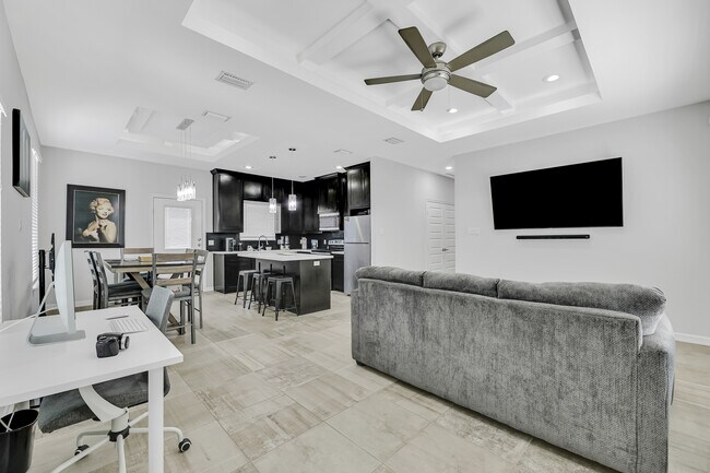 708 E La Cantera Ave