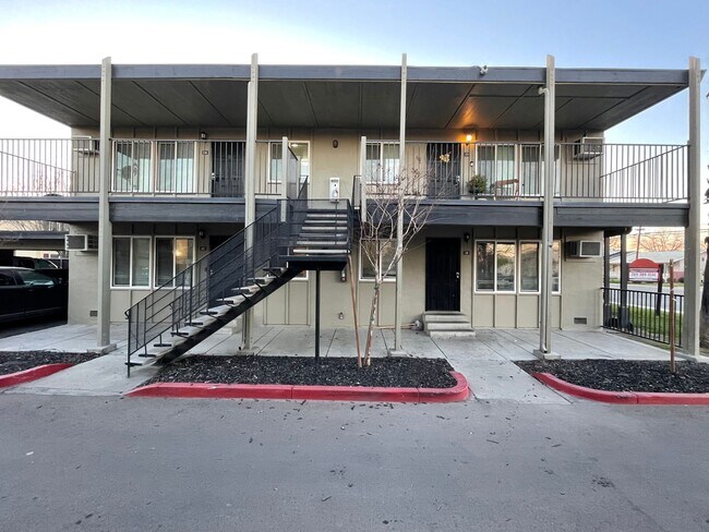 Photo - Las Palmas at 133 and 233 West I Street Apartamentos