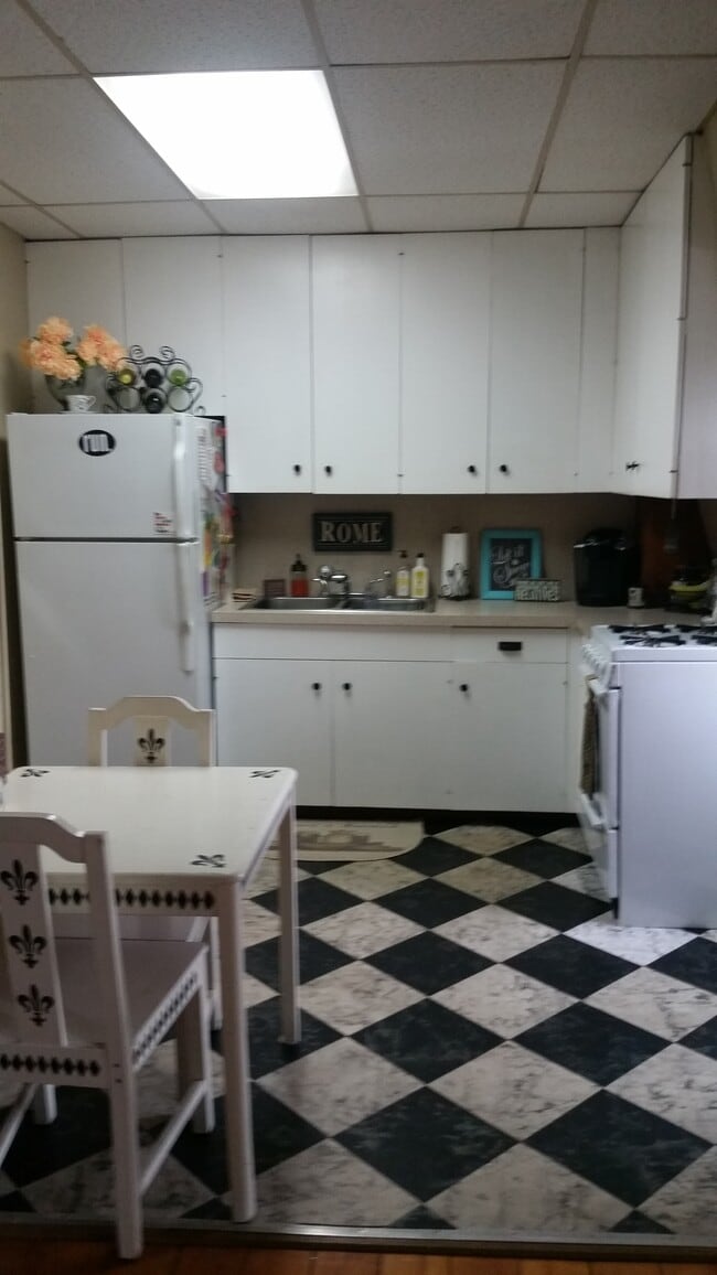 Building Photo - 18 E Main St Unit 3