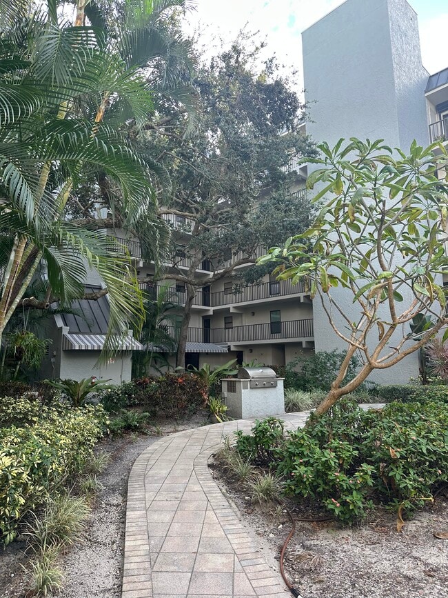 Building Photo - 105 4th Ave NE Unit 105 4th Ave. NE #329