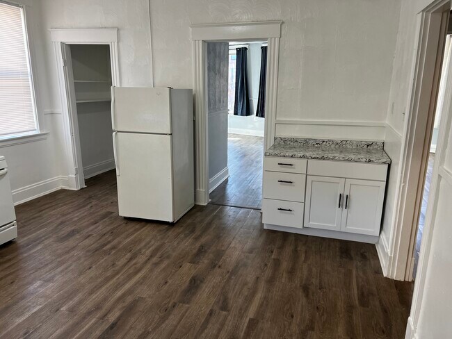 Eat- In Kitchen - 4635 Montgomery Rd Unit 1