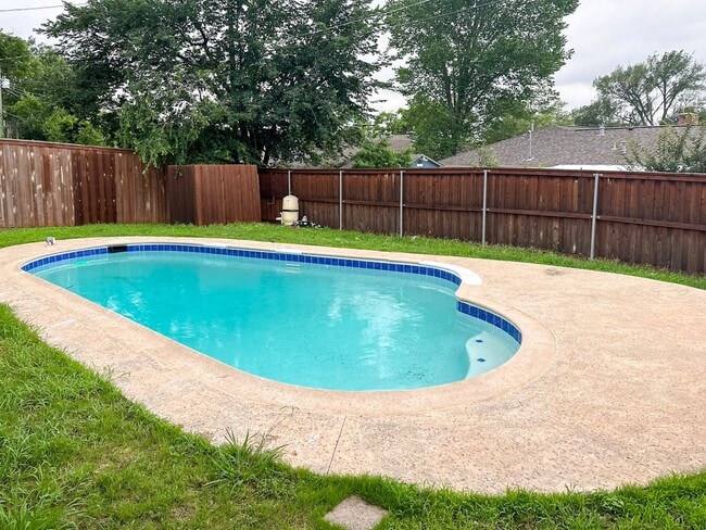 Building Photo - 3 Bedroom / 2 Bath / 2 Car Garage w/ a POOL!