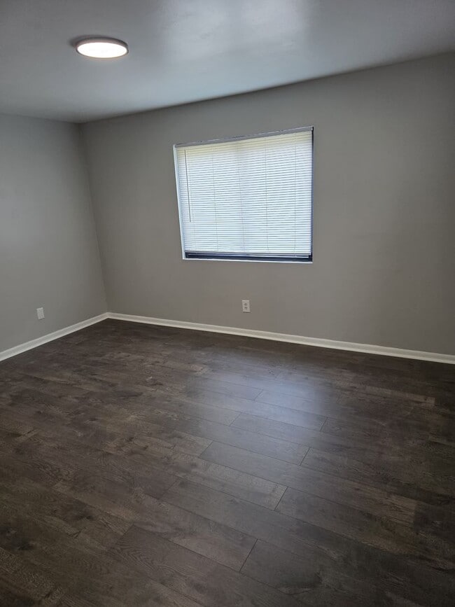 Building Photo - NEWLY RENOVATED 2 BEDROOM WITH WASHER & DR... Unit B-B2 Rental