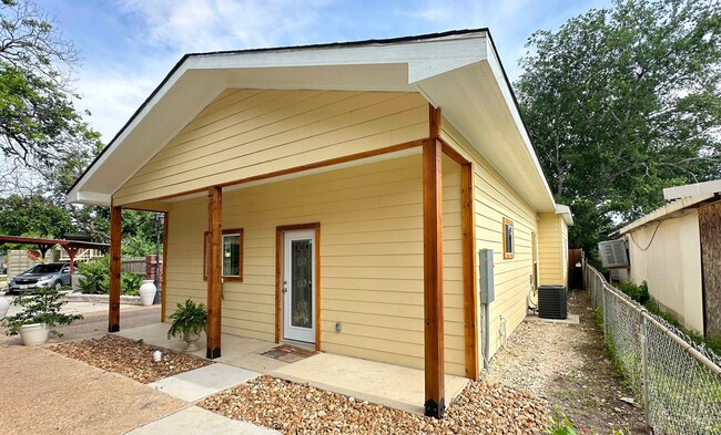 Building Photo - Gorgeous 1/1 Home Available for Immediate ...