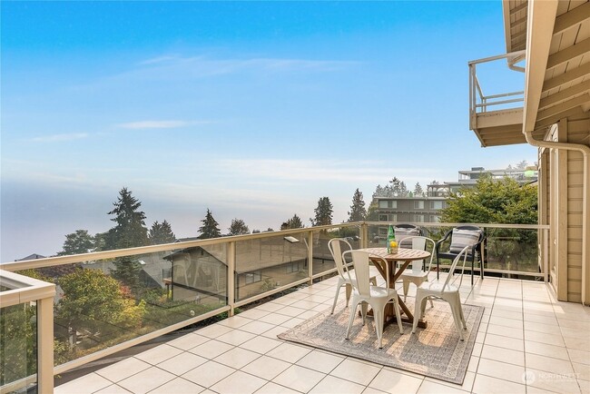 Building Photo - 3909 NE 157th Pl