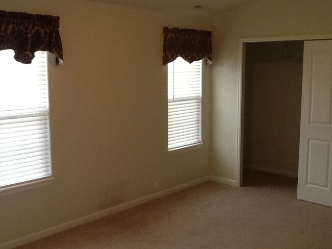 Photo - 936 Burning Bush Point