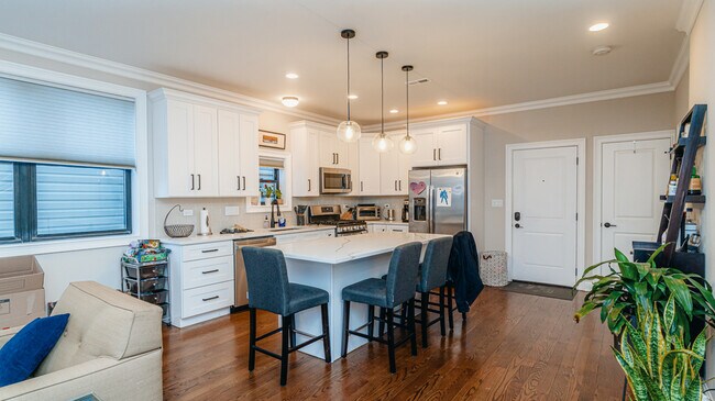 Photo - 1933 S May St Unit 1R