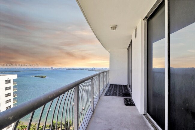 Building Photo - 1750 N Bayshore Dr Unit 3905
