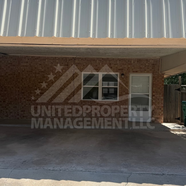 Building Photo - Two bed 1.5 bath town home.
