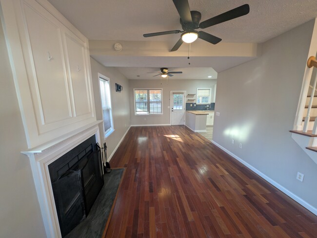 Photo - 717 Windsor Dr SE