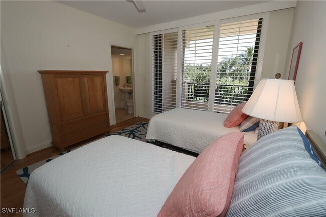 Building Photo - 8990 Bay Colony Dr Unit 301