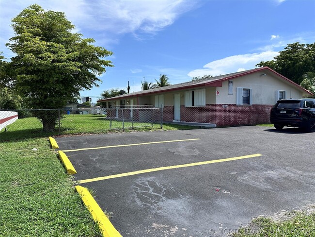 Building Photo - 5650 SW 26th St Unit 2